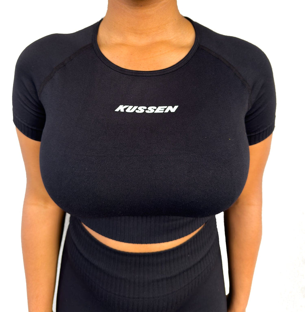 ESSENTIAL CROP BLACK - Kussen LTD